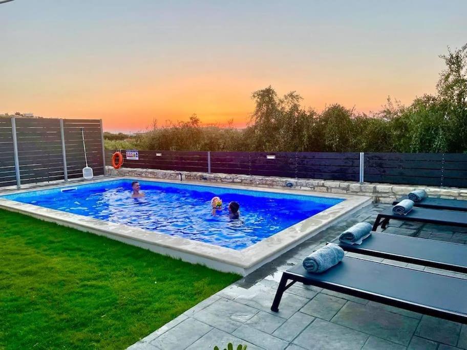 Villa Sheila With Private Pool Roumelí Buitenkant foto